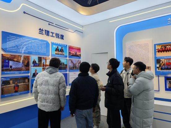 公司组织员工参观学校数字化展厅